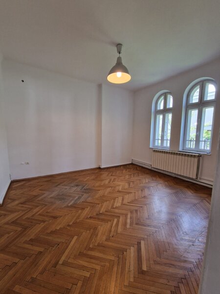 Piata Victoriei langa Guvern 5 camere etaj 1 in vila, nemobilat, cu balcon