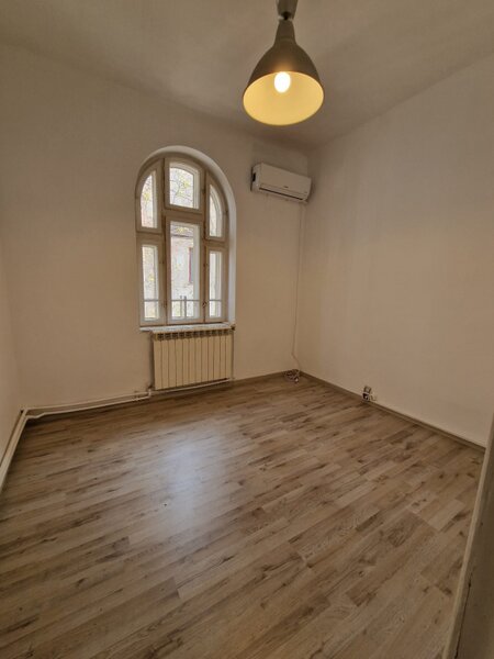 Piata Victoriei langa Guvern 5 camere etaj 1 in vila, nemobilat, cu balcon