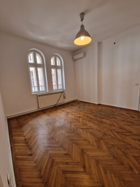 Piata Victoriei langa Guvern 5 camere etaj 1 in vila, nemobilat, cu balcon