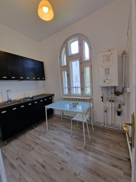 Piata Victoriei langa Guvern 5 camere etaj 1 in vila, nemobilat, cu balcon