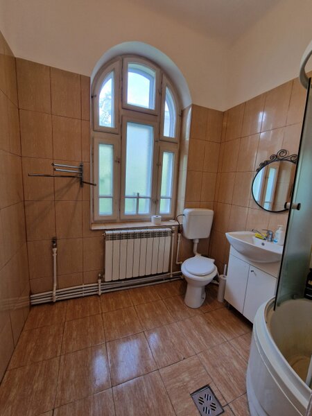 Piata Victoriei langa Guvern 5 camere etaj 1 in vila, nemobilat, cu balcon