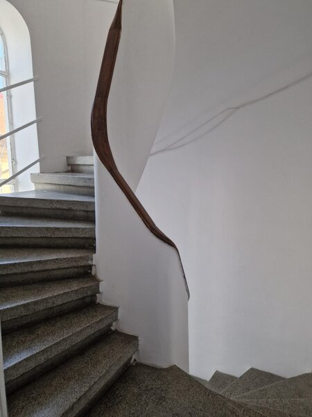 Piata Victoriei langa Guvern 5 camere etaj 1 in vila, nemobilat, cu balcon