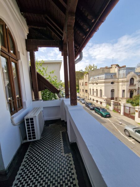 Piata Victoriei langa Guvern 5 camere etaj 1 in vila, nemobilat, cu balcon